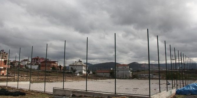 Kavak’ta Halı Saha Çalışmaları Hız Kazandı