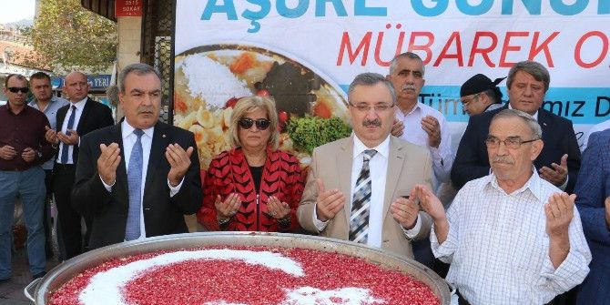 Büyükşehir Karaköy’de Binlerce Kişiye Aşure Dağıttı