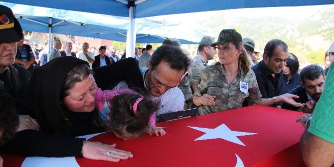 Şehit Babaya Son Öpücük