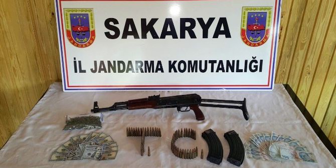 Jandarma Ekipleri Kalaşnikof Ve Uyuşturucu Ele Geçirdi