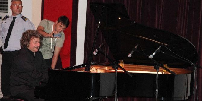 Tuluyhan Uğurlu’dan 15 Temmuz Şehitlerine Özel Beste