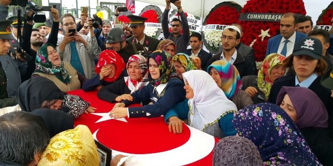 Şemdinli Şehidini Binlerce Kişi Uğurladı