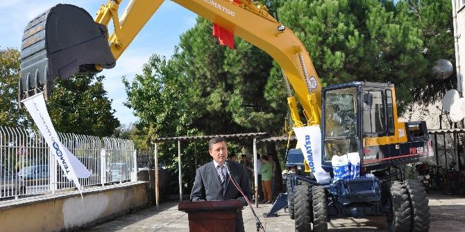 Uygulamalı Eğitim İçin Okula Ekskavatör Hibe Edildi