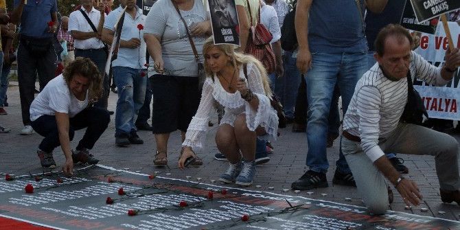 Gar Katliamında Yaşamını Yitirenler Antalya’da Karanfillerle Anıldı