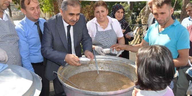 Vali Ömer Faruk Koçak Aşure Dağıttı