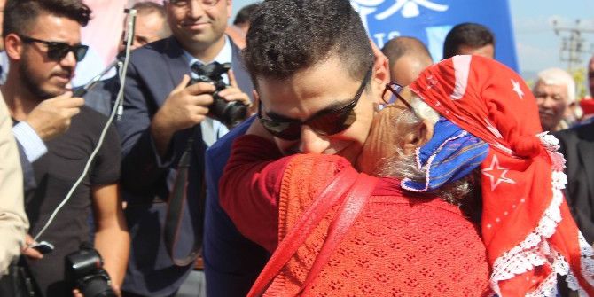 Ayşe Nine’den Genç Kaymakama ‘Aferin’ Öpücüğü