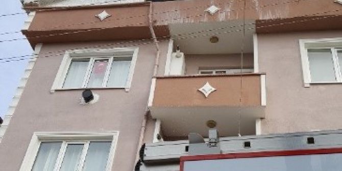 Çatı Kısmında Çıkan Yangın Daireyi Küle Çevirdi