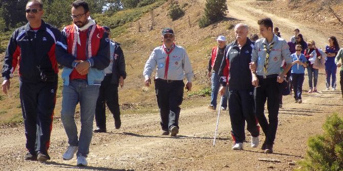 İzcilerle Görme Engelliler Dağ Başında Yürüyüş Yaptı