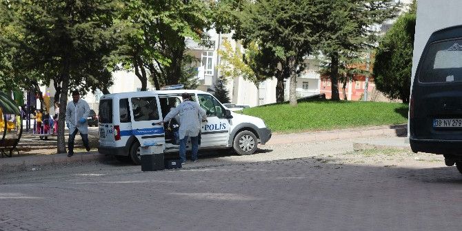 Bunalıma Girdi, Kendini Kalorifer Borusuna Astı