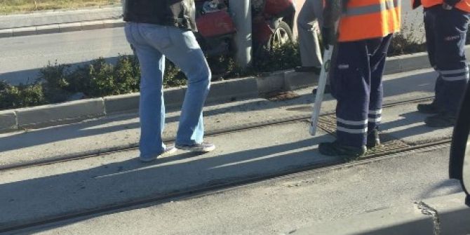 Otomobil Direğe Çarptı: 2 Yaralı