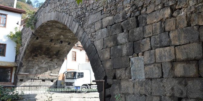 Niksar’da Tarihi "Leylekli Köprü"yü Yine Tahrip Ettiler