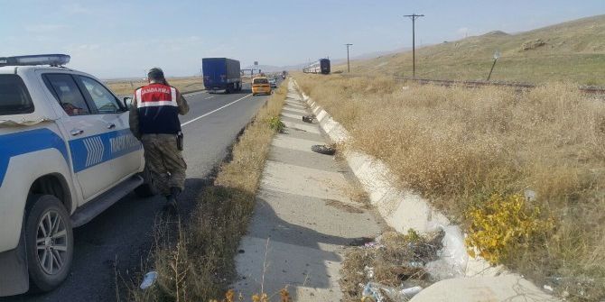 Horasan’da Yolcu Treninin Çarptığı Traktör Sürücüsü Öldü
