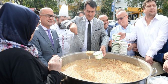 Mustafa Dündar Aşure Dağıttı