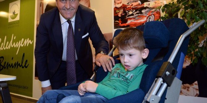 Doğuştan Yürüme Özürlü Uğur’a Mustafa Dündar’dan Anlamlı Hediye