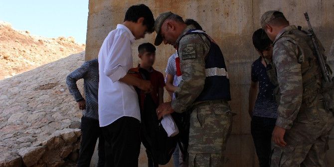 Köprü Altında Bulunan Gençler Jandarma Ekiplerini Harekete Geçirdi