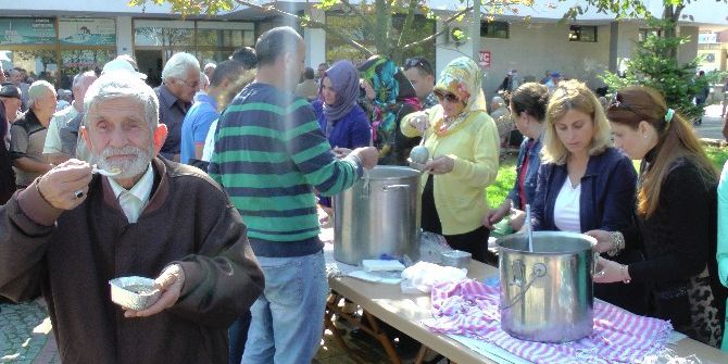 Cami Çıkışında Yüzlerce Kişi Aşure Kuyruğuna Girdi