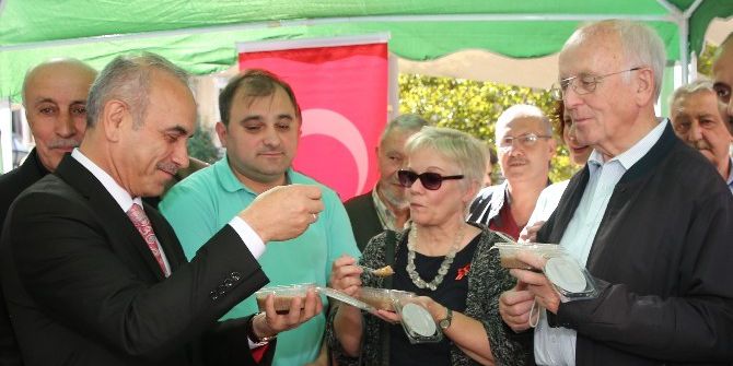 Katolik Papazı İlk Defa Aşure Yedi