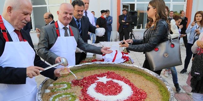 Tokat’ta Üniversite Öğrencilerine Aşure İkramı
