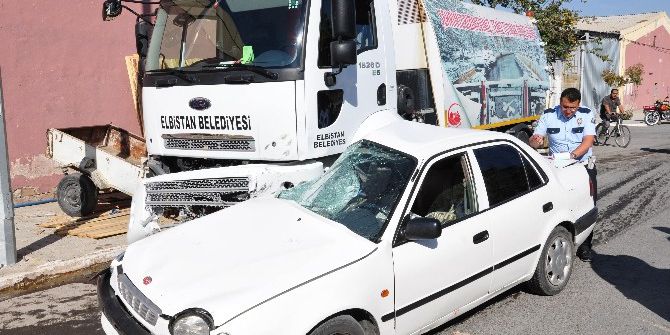 Temizlik Aracı İle Otomobil Çarpıştı: 1 Ölü