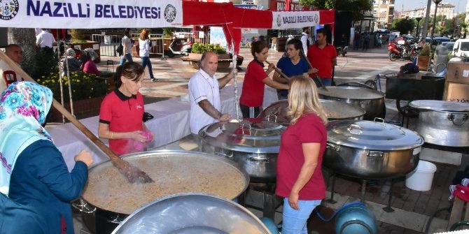 Nazilli Belediyesi 10 Bin Kişiye Aşure Dağıttı