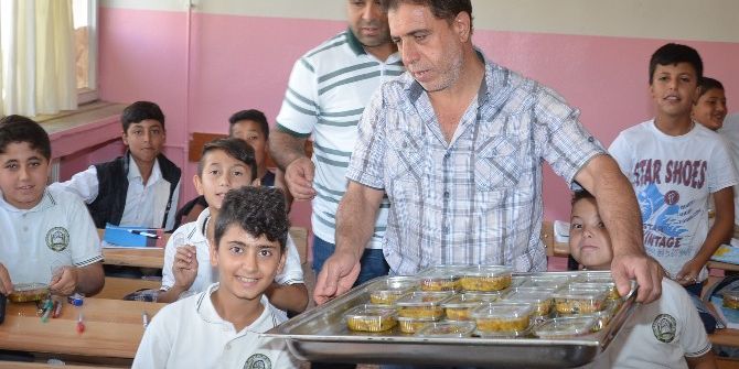 Viranşehir’de Öğretmen Ve Öğrencilere Aşure İkramı