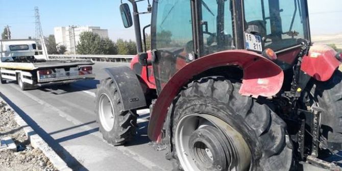 Otomobil Traktörle Çarptı: 1 Yaralı