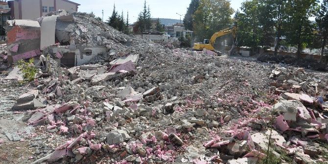 Bozüyük’te Tahliye Edilen Okul Yıkılıyor