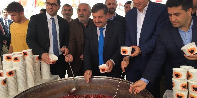 Çekmeköy Belediyesi Vatandaşlara Aşure Dağıttı