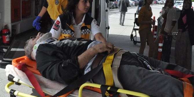 Kapalı Kasa Kamyonet Direğe Çarptı: 2 Yaralı