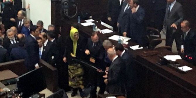 Ak Partili Başkan, "Kılıcınız Keskin Olsun" Diyerek Başbakana Kılıç Hediye Etti