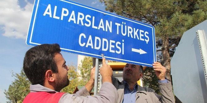Nevşehir’de Alparslan Türkeş Caddesinin Tabelası Dikildi