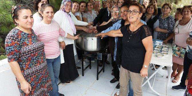 Başkan Uyar Aşure Dağıttı