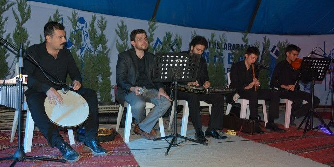 Yunus Emre İlahilerle Anılıyor