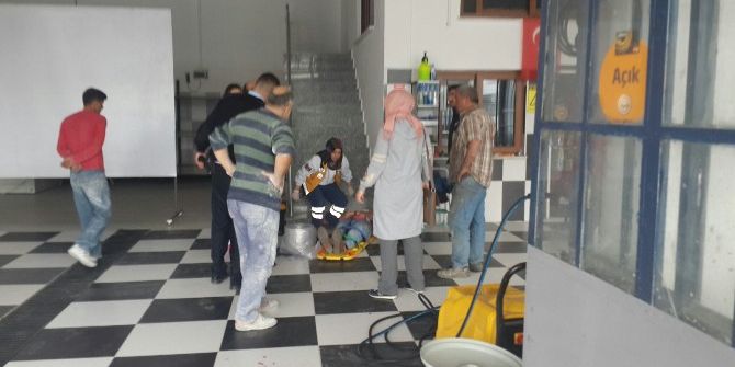 İş Yerindeki Güvenlik Kamerasını Yönünü Düzeltirken Merdivenden Düşüp Yarlandı