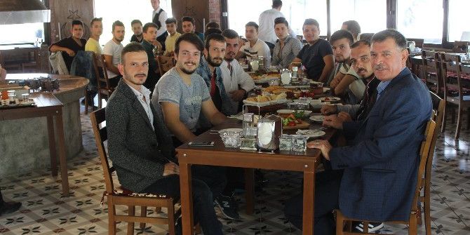 Başkan Duymuş Gençlerle Kahvaltıda Buluştu