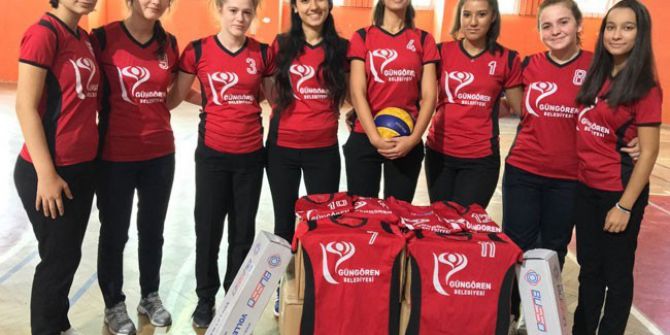 Belediyeden Öğrencilere Spor Malzemesi Yardımı