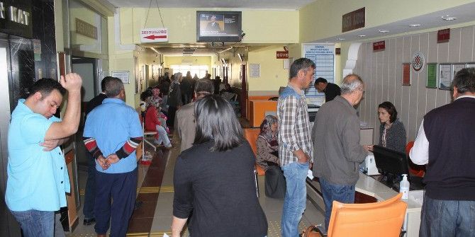 Doktorun Geldiğini Duyan Vatandaşlar Hastaneye Koştu