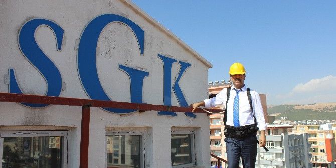 Sgk Müdürü Tekin, İş Güvenliği İçin Çatıya Çıktı