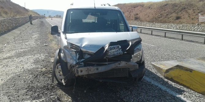 Hafif Ticari Araç Bariyere Çarptı: 3 Yaralı