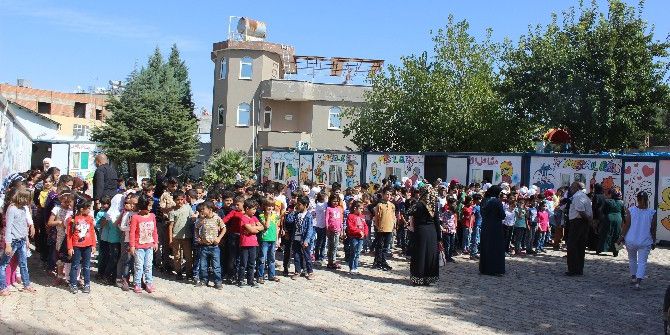 İsveç’ten Suriyeli Yetim Çocuklara Okul Çantası Yardımı