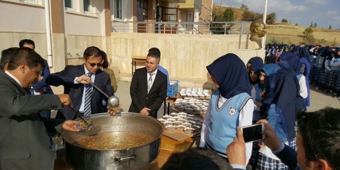 Kaymakam Sağ Aşure Dağıttı