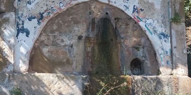 150 Yıllık Tarihi Çeşme Yosun Bağladı