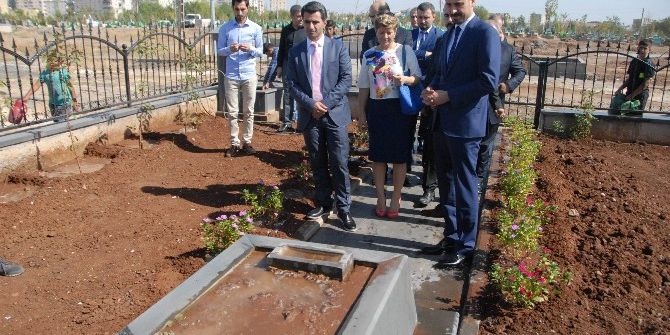 Diyarbakır Barosu’nun Yeni Başkanı Özmen, Tahir Elçi’nin Mezarını Ziyaret Etti