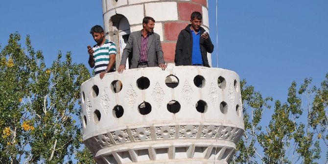 Telefonla Konuşmak İçin Minareyi Kullanıyorlar