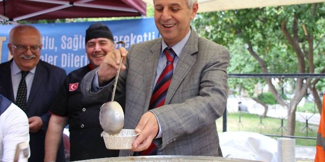 Söke’de Belediye Meydanında 3 Bin Kişilik Aşure Dağıtıldı