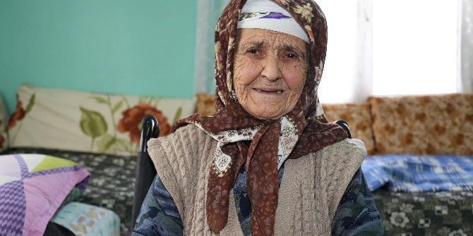 Turgutlu Belediyesi Yaşlı Kadının Yüzünü Güldürdü