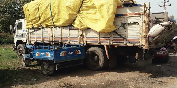 Saman Yüklü Kamyondan Düşen Bir Kişi Yaralandı