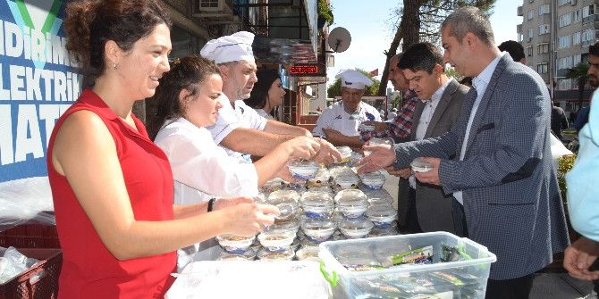 Clk Uludağ Elektrik Aşure Günü, Müşterilerinin Ağzını Tatlandırdı