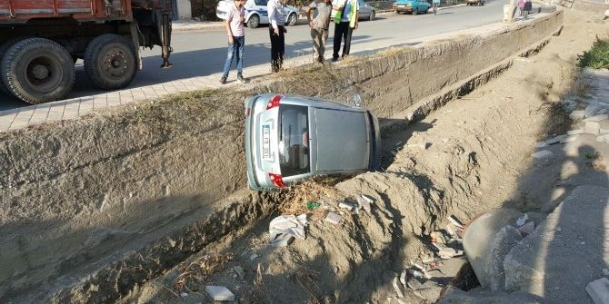 Kontrolden Çıkan Otomobil Dereye Uçtu