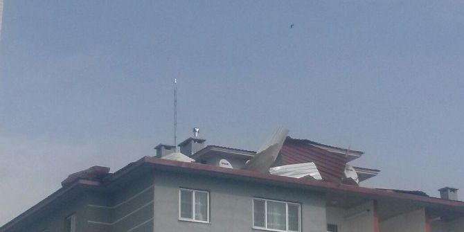 Şiddetli Rüzgar Binaların Çatılarını Uçurdu